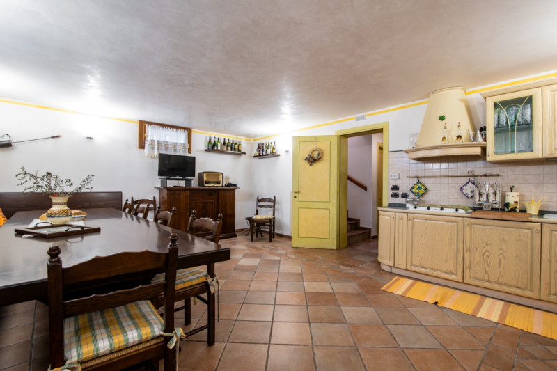 A Selvazzano Dentro - frazione di Feriole, proponiamo in vendita elegante casa unifamiliare con g...