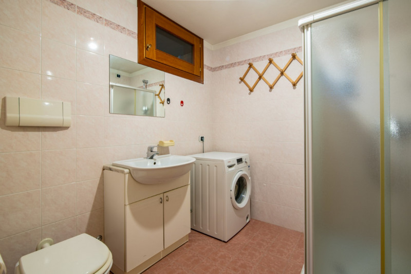 A Selvazzano Dentro - frazione di Feriole, proponiamo in vendita elegante casa unifamiliare con g...