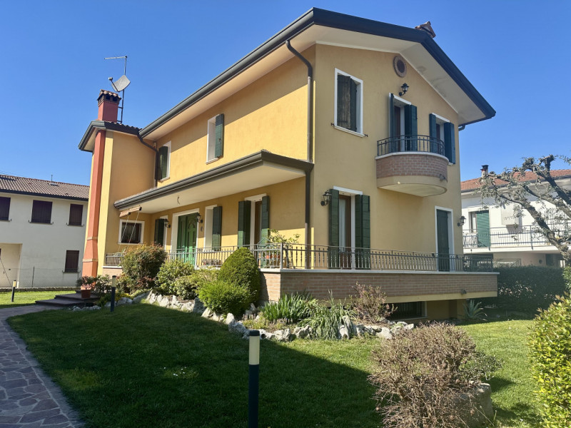 Situata in un contesto residenziale tranquillo e ricercato, proponiamo in vendita una raffinata c...