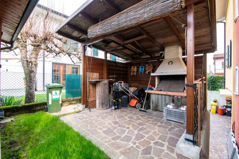 A Selvazzano Dentro - frazione di Feriole, proponiamo in vendita elegante casa unifamiliare con g...