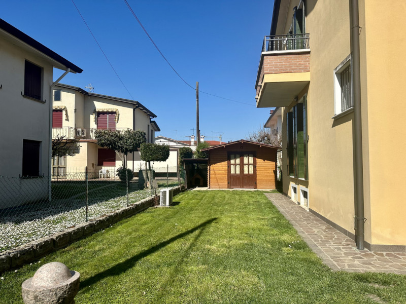 Situata in un contesto residenziale tranquillo e ricercato, proponiamo in vendita una raffinata c...