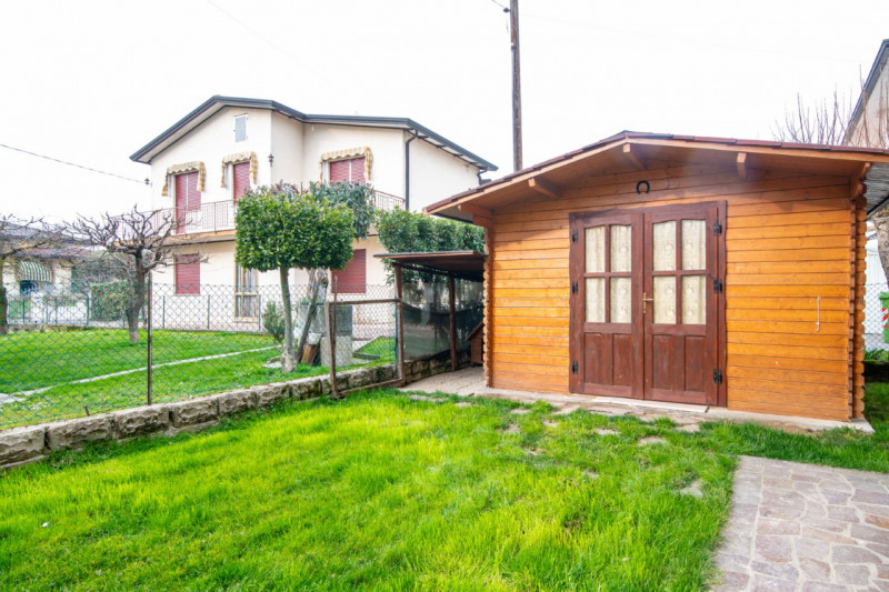 A Selvazzano Dentro - frazione di Feriole, proponiamo in vendita elegante casa unifamiliare con g...