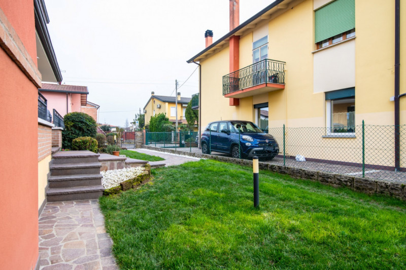 A Selvazzano Dentro - frazione di Feriole, proponiamo in vendita elegante casa unifamiliare con g...