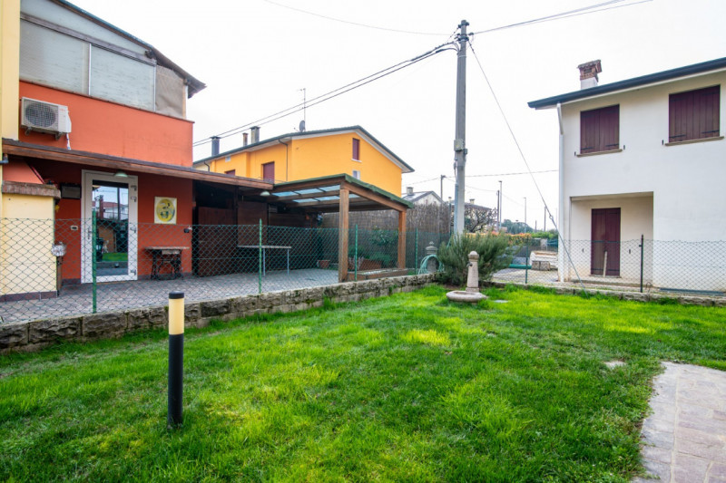A Selvazzano Dentro - frazione di Feriole, proponiamo in vendita elegante casa unifamiliare con g...