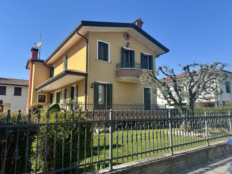 Situata in un contesto residenziale tranquillo e ricercato, proponiamo in vendita una raffinata c...