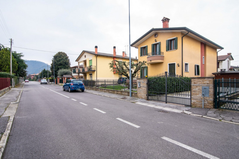 A Selvazzano Dentro - frazione di Feriole, proponiamo in vendita elegante casa unifamiliare con g...