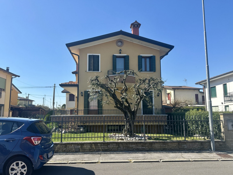 Situata in un contesto residenziale tranquillo e ricercato, proponiamo in vendita una raffinata c...