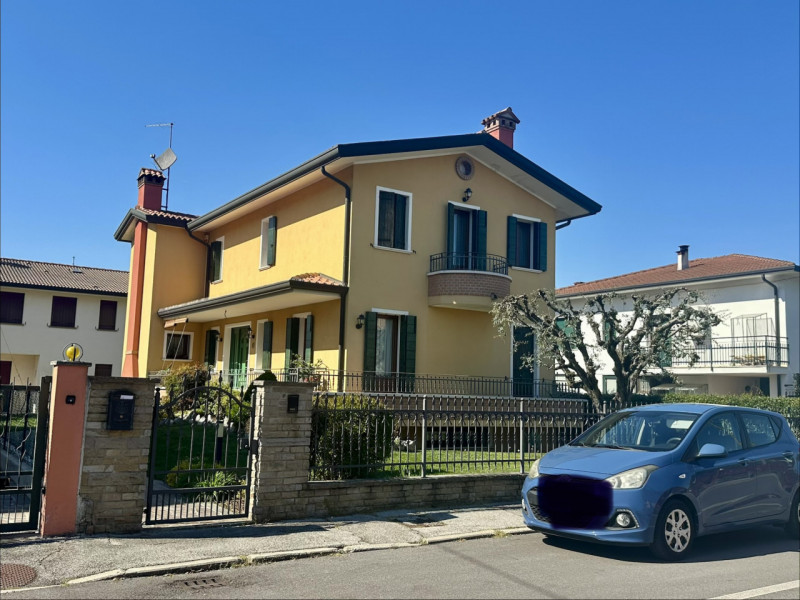 Situata in un contesto residenziale tranquillo e ricercato, proponiamo in vendita una raffinata c...