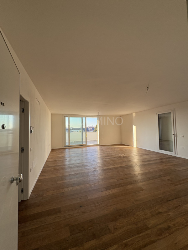 Attico di nuova costruzione, in classe energetica A4, in pronta consegna. Situato in una zona ser...