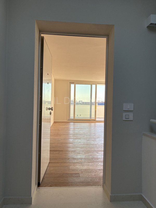 Attico di nuova costruzione, in classe energetica A4, in pronta consegna. Situato in una zona ser...