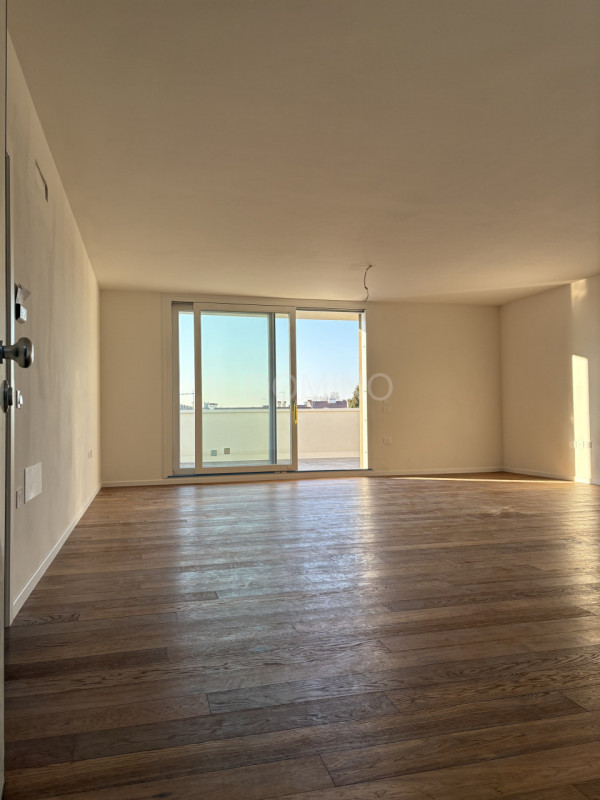 Attico di nuova costruzione, in classe energetica A4, in pronta consegna. Situato in una zona ser...