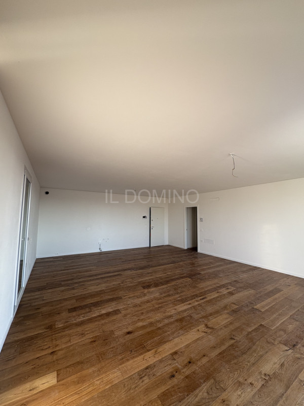 Attico di nuova costruzione, in classe energetica A4, in pronta consegna. Situato in una zona ser...