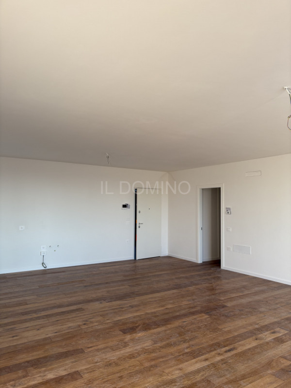 Attico di nuova costruzione, in classe energetica A4, in pronta consegna. Situato in una zona ser...