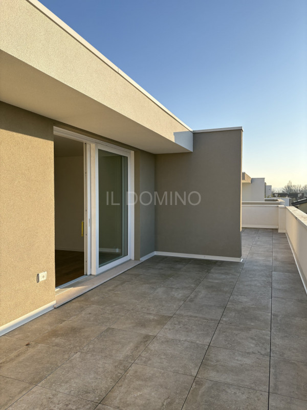 Attico di nuova costruzione, in classe energetica A4, in pronta consegna. Situato in una zona ser...