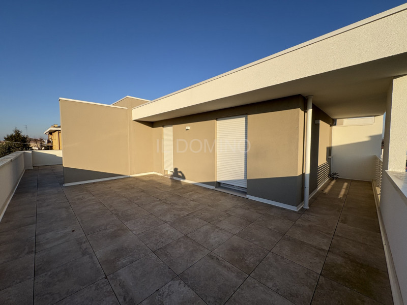 Attico di nuova costruzione, in classe energetica A4, in pronta consegna. Situato in una zona ser...