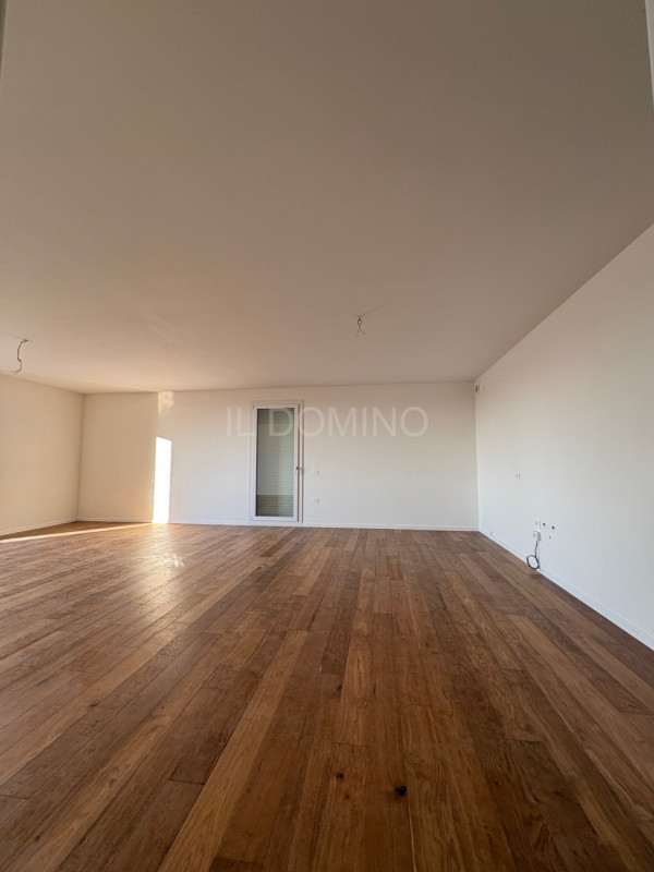 Attico di nuova costruzione, in classe energetica A4, in pronta consegna. Situato in una zona ser...