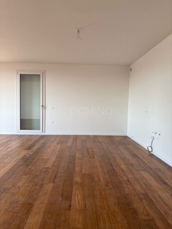 Attico di nuova costruzione, in classe energetica A4, in pronta consegna. Situato in una zona ser...