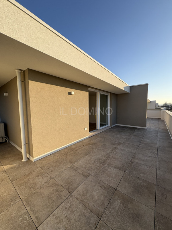 Attico di nuova costruzione, in classe energetica A4, in pronta consegna. Situato in una zona ser...