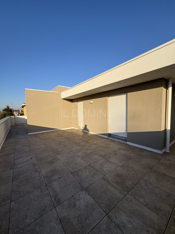 Attico di nuova costruzione, in classe energetica A4, in pronta consegna. Situato in una zona ser...