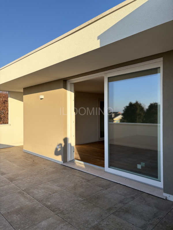 Attico di nuova costruzione, in classe energetica A4, in pronta consegna. Situato in una zona ser...