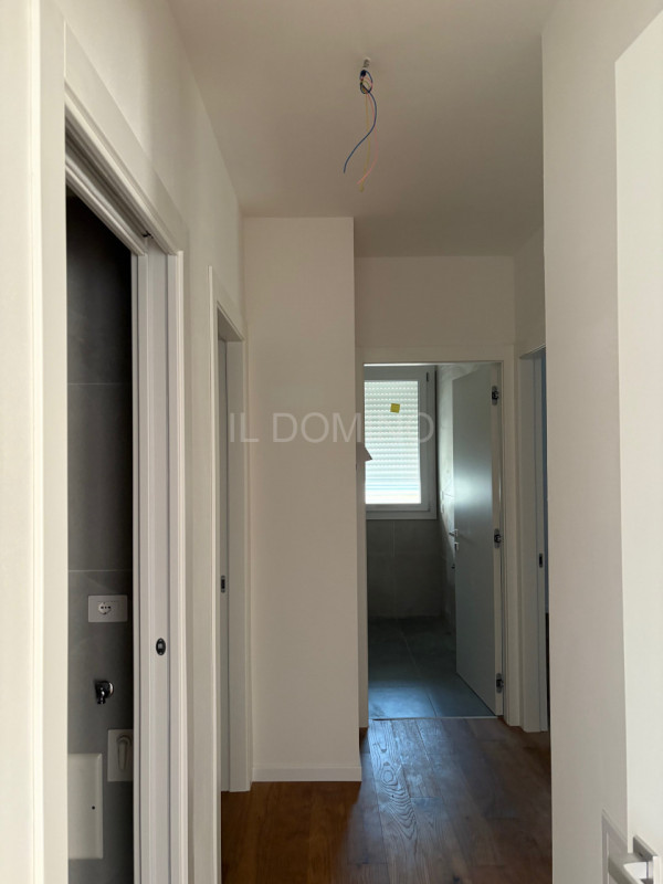 Attico di nuova costruzione, in classe energetica A4, in pronta consegna. Situato in una zona ser...