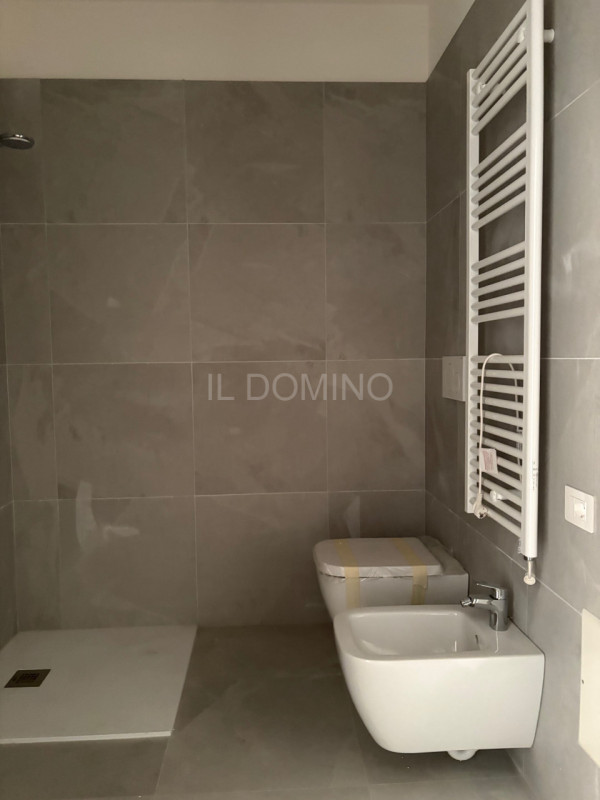 Attico di nuova costruzione, in classe energetica A4, in pronta consegna. Situato in una zona ser...