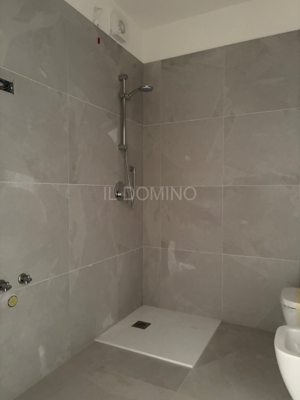 Attico di nuova costruzione, in classe energetica A4, in pronta consegna. Situato in una zona ser...