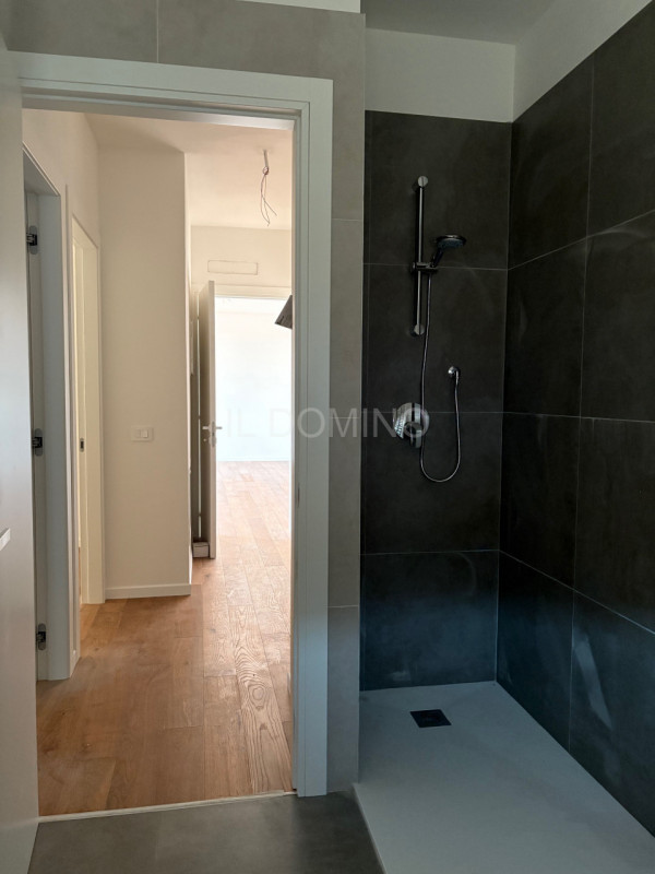 Attico di nuova costruzione, in classe energetica A4, in pronta consegna. Situato in una zona ser...