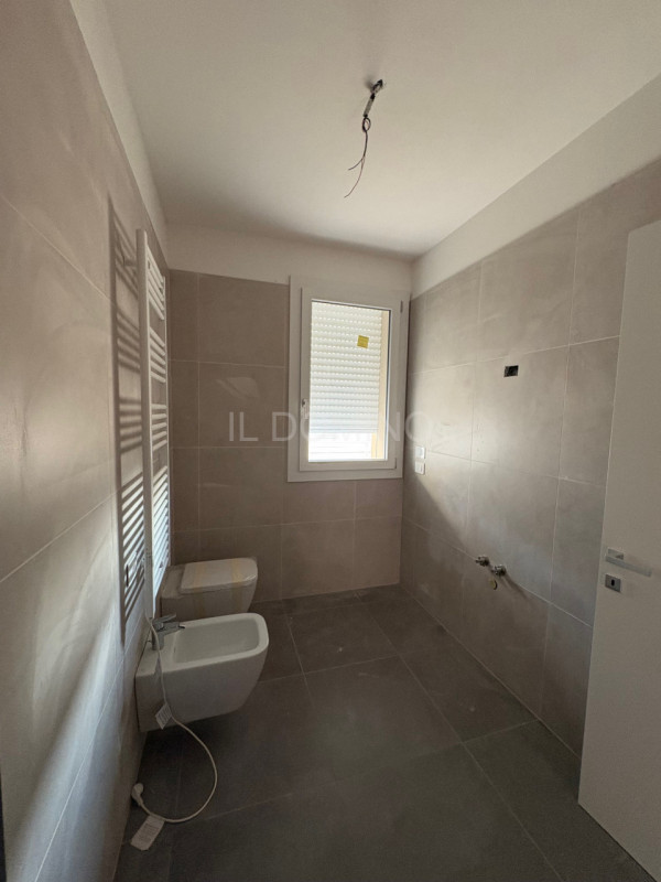 Attico di nuova costruzione, in classe energetica A4, in pronta consegna. Situato in una zona ser...