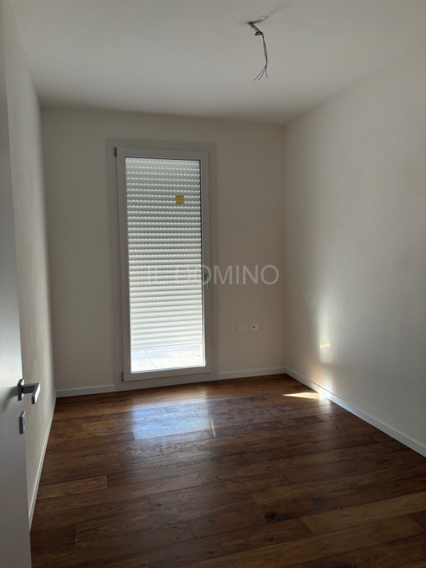 Attico di nuova costruzione, in classe energetica A4, in pronta consegna. Situato in una zona ser...