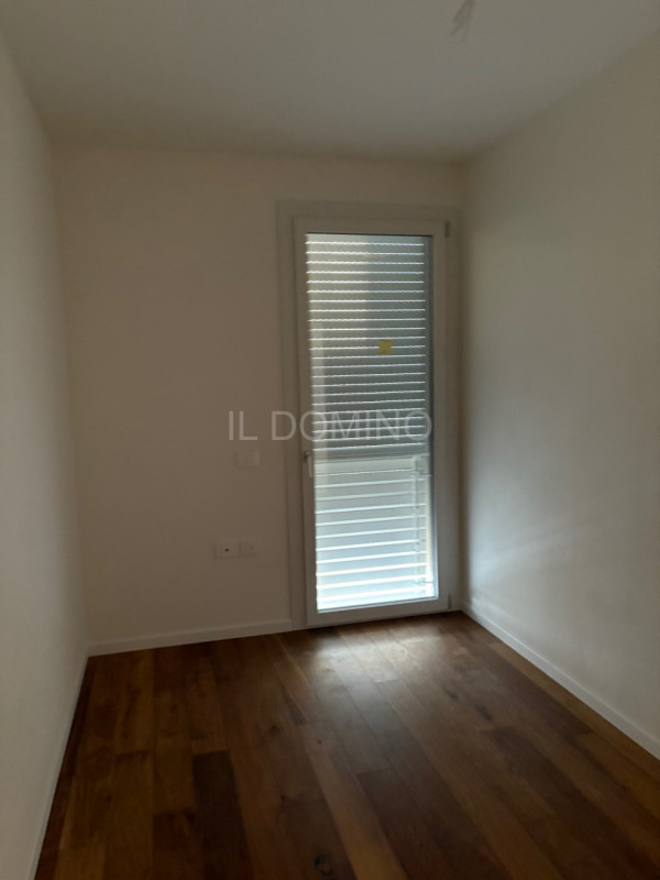 Attico di nuova costruzione, in classe energetica A4, in pronta consegna. Situato in una zona ser...