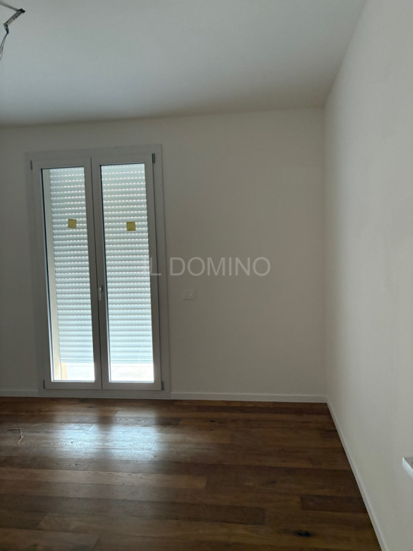 Attico di nuova costruzione, in classe energetica A4, in pronta consegna. Situato in una zona ser...