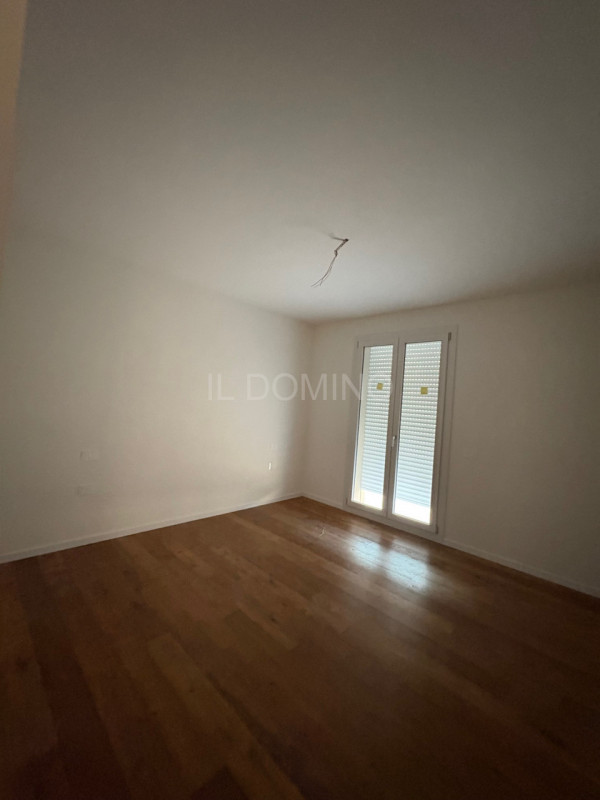 Attico di nuova costruzione, in classe energetica A4, in pronta consegna. Situato in una zona ser...