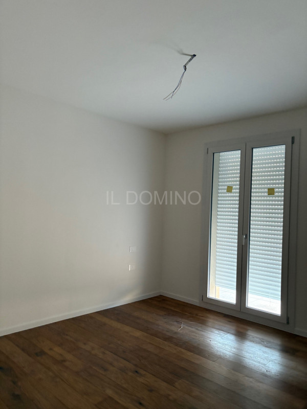 Attico di nuova costruzione, in classe energetica A4, in pronta consegna. Situato in una zona ser...