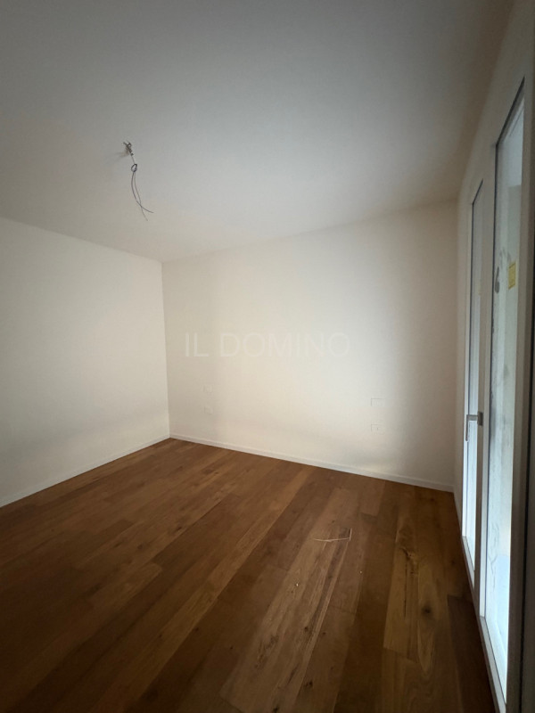 Attico di nuova costruzione, in classe energetica A4, in pronta consegna. Situato in una zona ser...