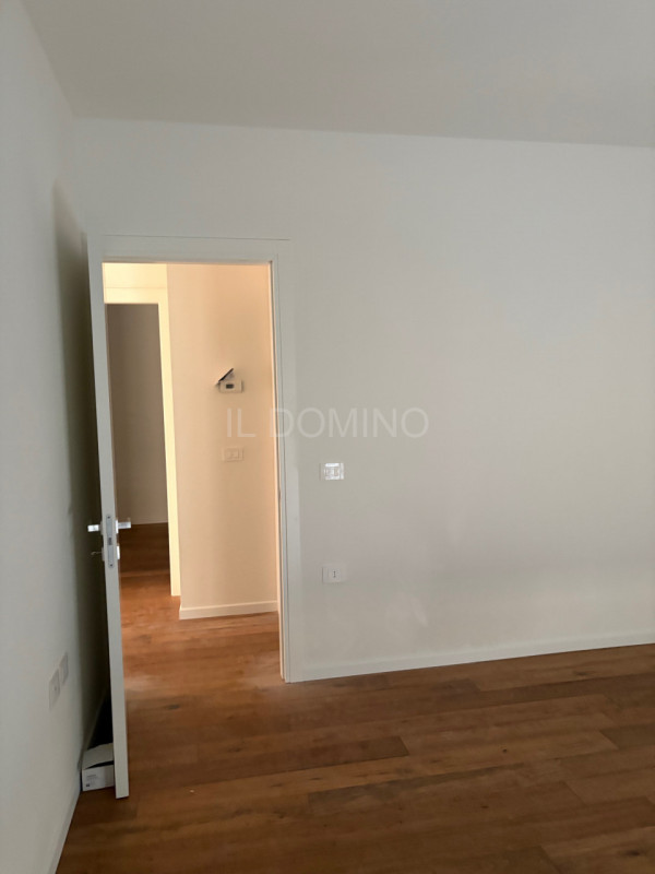 Attico di nuova costruzione, in classe energetica A4, in pronta consegna. Situato in una zona ser...