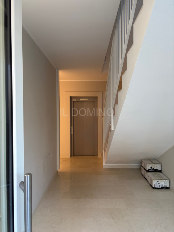 Attico di nuova costruzione, in classe energetica A4, in pronta consegna. Situato in una zona ser...