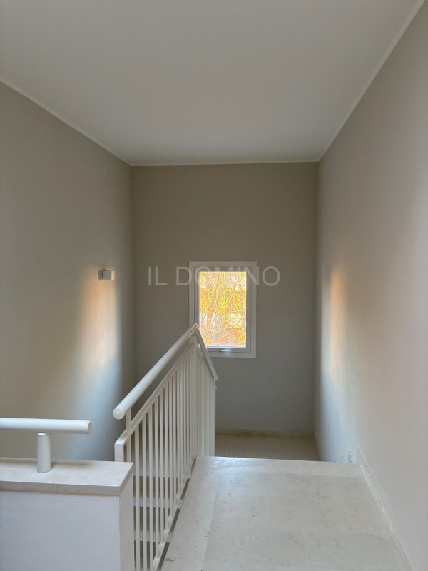 Attico di nuova costruzione, in classe energetica A4, in pronta consegna. Situato in una zona ser...