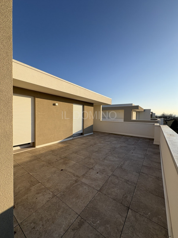 Attico di nuova costruzione, in classe energetica A4, in pronta consegna. Situato in una zona ser...