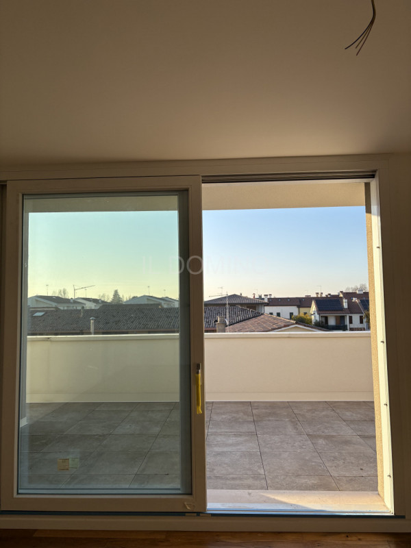 Attico di nuova costruzione, in classe energetica A4, in pronta consegna. Situato in una zona ser...