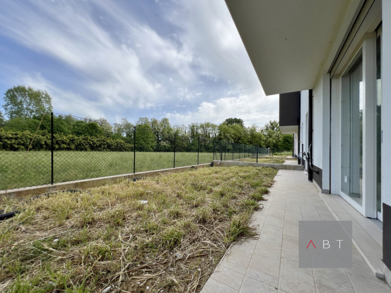 Porzione di bifaigliare e composta di: ingresso, soggiorno di 40 mq, cucina, quattro camere, tre ...