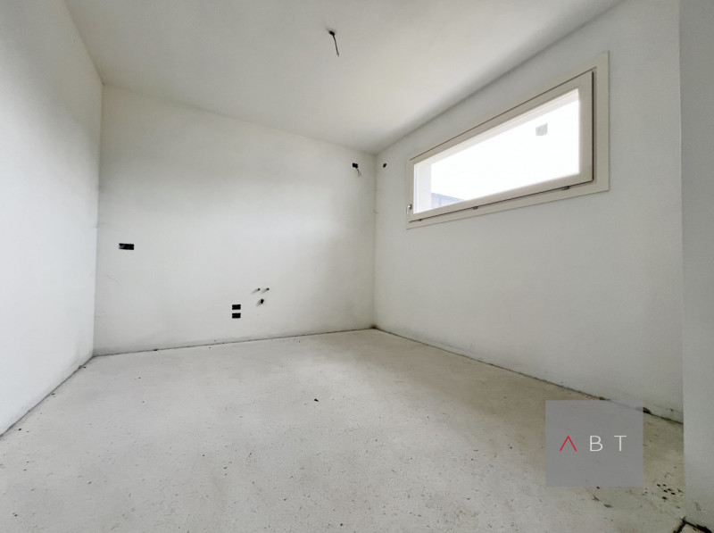 Porzione di bifaigliare e composta di: ingresso, soggiorno di 40 mq, cucina, quattro camere, tre ...