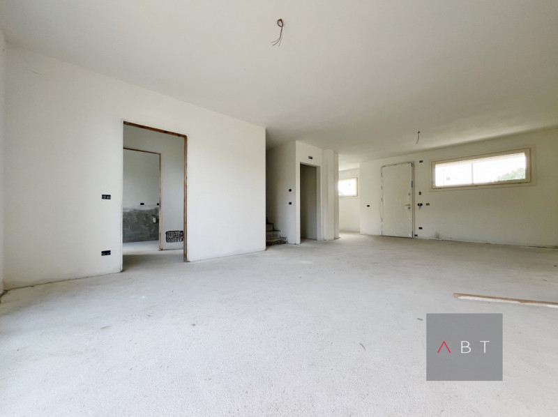 Porzione di bifaigliare e composta di: ingresso, soggiorno di 40 mq, cucina, quattro camere, tre ...