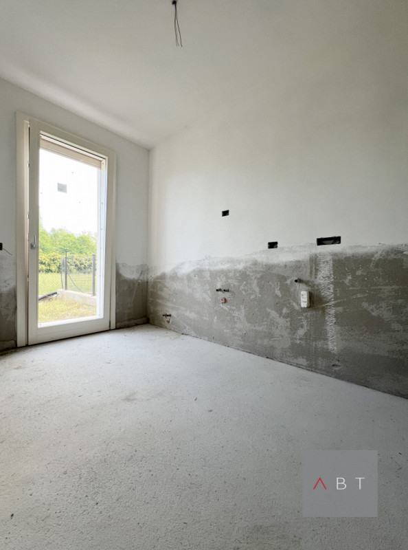 Porzione di bifaigliare e composta di: ingresso, soggiorno di 40 mq, cucina, quattro camere, tre ...