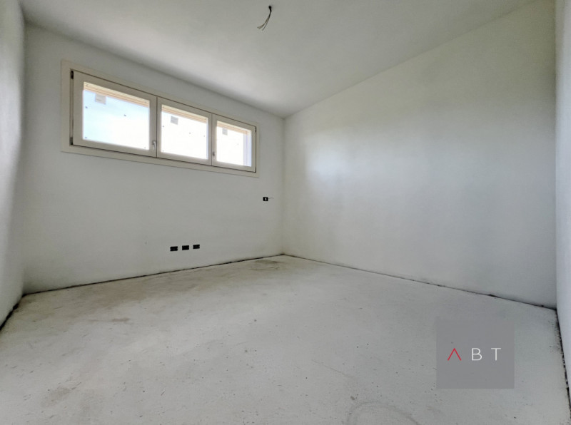 Porzione di bifaigliare e composta di: ingresso, soggiorno di 40 mq, cucina, quattro camere, tre ...