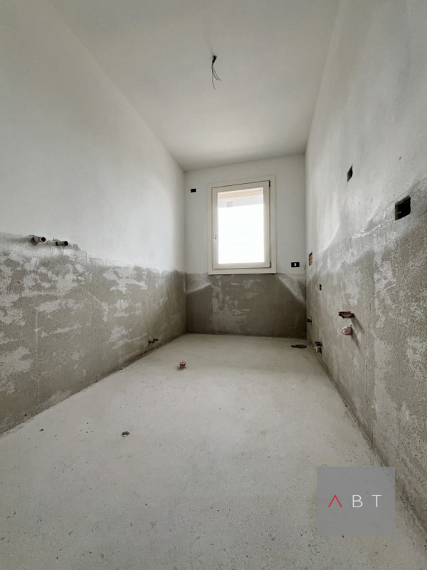 Porzione di bifaigliare e composta di: ingresso, soggiorno di 40 mq, cucina, quattro camere, tre ...