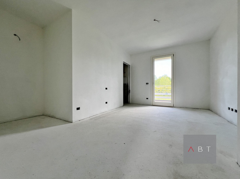 Porzione di bifaigliare e composta di: ingresso, soggiorno di 40 mq, cucina, quattro camere, tre ...