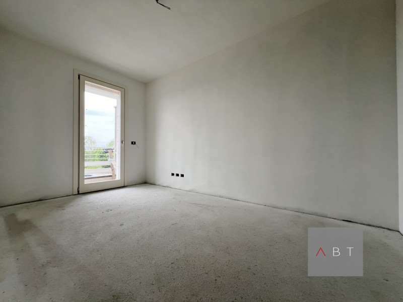 Porzione di bifaigliare e composta di: ingresso, soggiorno di 40 mq, cucina, quattro camere, tre ...