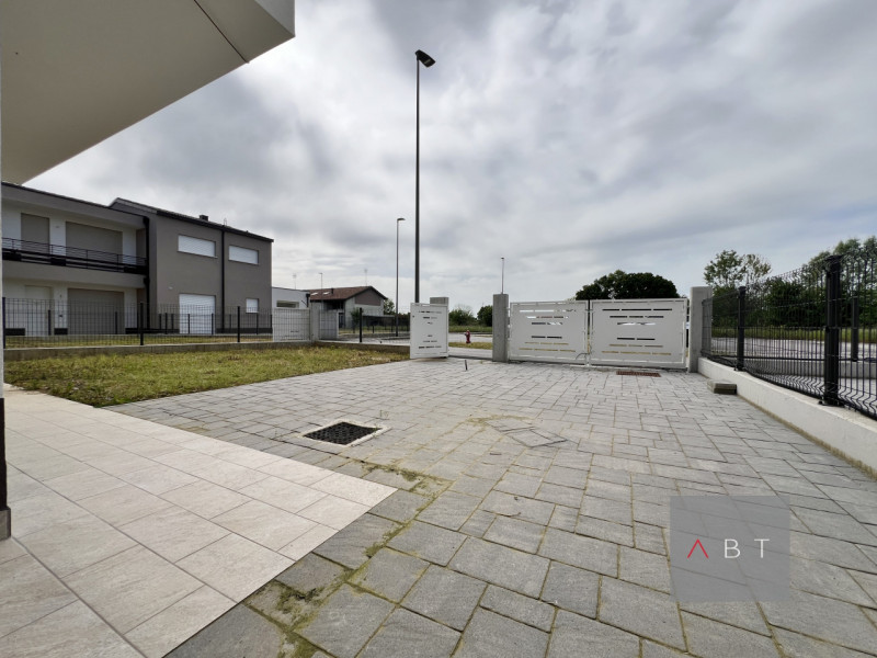 Porzione di bifaigliare e composta di: ingresso, soggiorno di 40 mq, cucina, quattro camere, tre ...