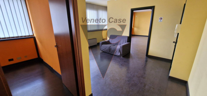 Proponiamo in vendita ampi e luminosi uffici di circa 240 mq nella prima periferia di Padova, nel...
